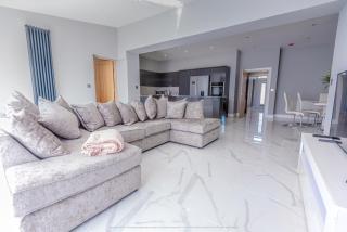4 Bed-Sleeps 8- Free Parking-Pets-Hot Tub - 3