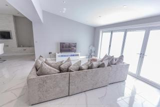 4 Bed-Sleeps 8- Free Parking-Pets-Hot Tub - 5