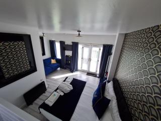 The Mayfair Lodge & Family Suite - 4