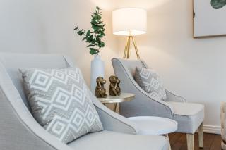 Chic 4 BDRM Home I King Bed I Double Garage Parking & Fast WiFi! - Edmonton - 2