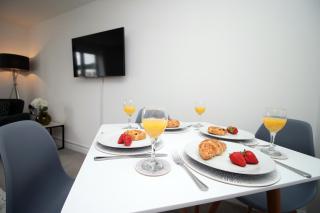 Stadium Views Modern 2-Bed, Parking & Balcony - 1