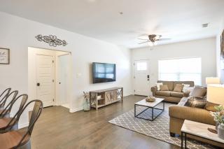 Hill Country Haven a Modern Rustic - 2 Bedroom 2 Bathroom Townhouse off Main Street - Fredericksburg - 4