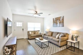 Hill Country Haven a Modern Rustic - 2 Bedroom 2 Bathroom Townhouse off Main Street - Fredericksburg - 5