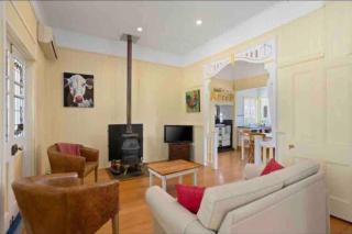 Montrose Farm Stay - Charming 2 bedroom cottage - Goomburra - 6