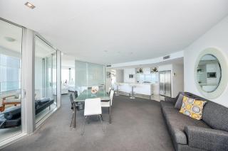 Deluxe Private Apartment in Surfers Paradise - Gold Coast - 3