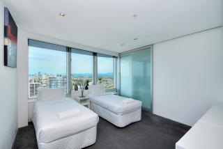 Deluxe Private Apartment in Surfers Paradise - 1