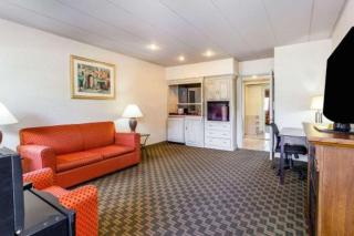 Days Inn & Suites by Wyndham Roseville/Detroit Area - Roseville - 1