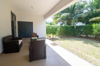 Azuri Ocean Village - Elegant 3-Bedroom Apartment with Private Garden, Beach & Pool Access in Roches Noires - Roches Noires - 6