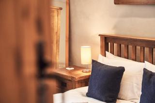Penuwch Boathouse- Lakeside rural cottage ideal for families with indoor heated pool - Carmarthen - 1