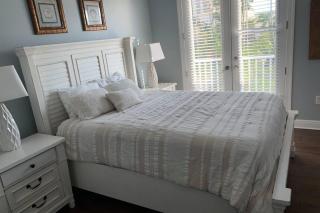 Luxury and Spacious Waterside Getaway - 4