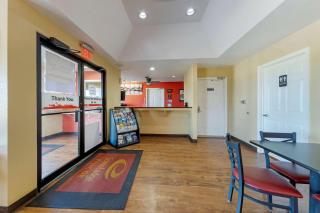 Econo Lodge - Pryor - 3