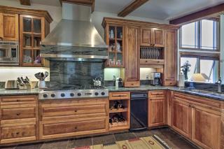 Upscale Ski-InandSki-Out Escape with Deck and Grill - Telluride - 2