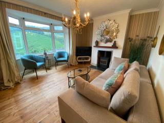 Beautiful 5 Bedroom, Amazing Water & Valley Views - 3