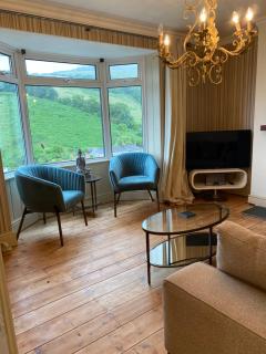 Beautiful 5 Bedroom, Amazing Water & Valley Views - 2