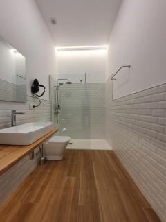 REDONDELA APARTMENTS - Bedroom, Bathroom & Kitchen - 4