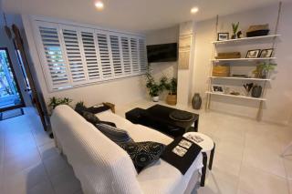 LILY LAMOND, T/House, outdoor shower, 5 min walk to the ocean, Airlie Beach - Airlie Beach - 2