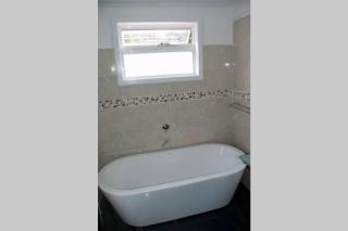 Lighthouse Retreat - Pet Friendly Free Wifi - 4