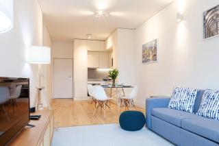 Modern One Bedroom Flat with Kitchen by LovelyStay - 2