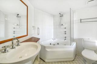 Surfers/Broadbeach Pool View. Free Parking & WIFI - 7