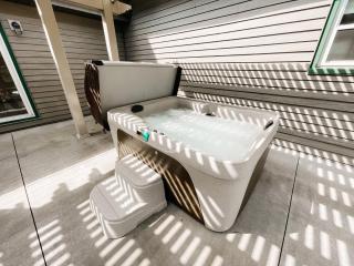 3 Bedroom home outside of Berlin, Patio with Hot Tub! - 1