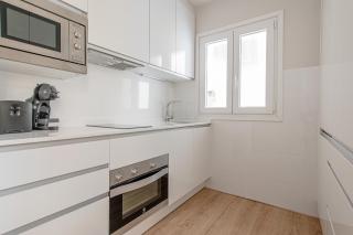Avenida América - King Bed, AC, next to the station - Madrid - 3