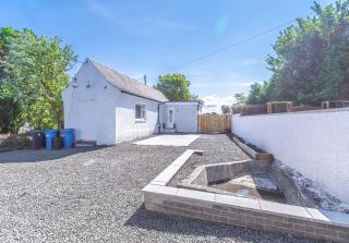 Lovely 1-Bed Cottage in Kelty with Hot Tub - 0