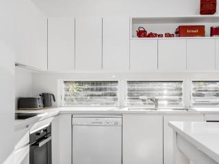 Alkira - Boutique cottage - Walk to Clarkes Beach - 4