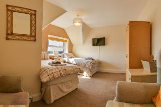 The Whitby Prospect, large apartment with stunning views, 2 mins from beach - 6