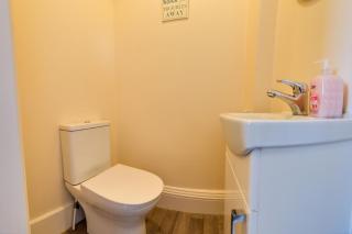 Large 2 bedroom apartment with stunning views, 2 mins from beach - 1