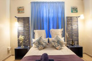 Strand Family studio en-suite 6 sleeper Kitchenette Helderberg CT - Cape Town - 4