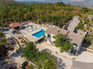 Villa Lugareva with 52 sqm private pool, 4 bedrooms, 4 bathrooms, summer kitchen, traditional environment, playground - Makarska - 0