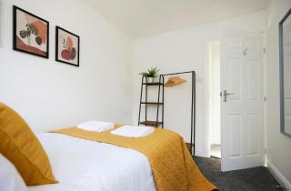Links to M62 - 3 bedroom property - Golcar - 4