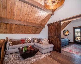 Slice of Heaven just steps from Lake Estes! Indoor/Outdoor Fireplace and Jacuzzi - 8