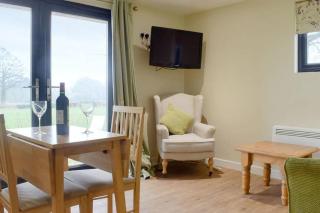 Secluded Log Cabin in beautiful private gardens - - 6