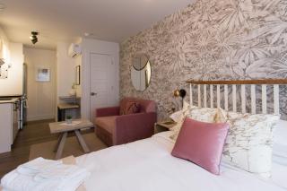Perfect Business Trip Studio with Full Amenities by Den Stays - 8