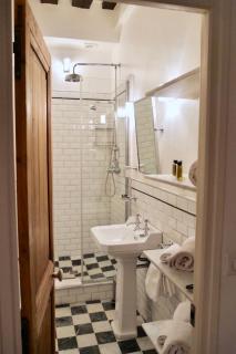FULLY RENOVATED very quiet charming 2bed/2bath flat in the Marais sleeps up to 4 - París - 3