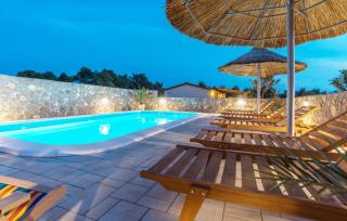 Camp Mateo with Pool - Drage - 9