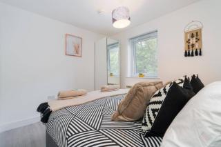 Forest View Apartment- Private Balcony - Southampton - 9