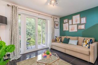 Forest View Apartment- Private Balcony - Southampton - 3