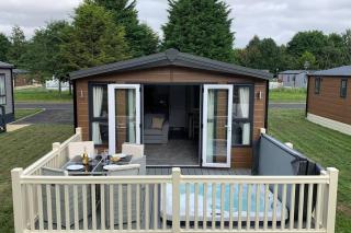 Nightingale Lodge with Hot Tub - Barmby on the Moor - 0