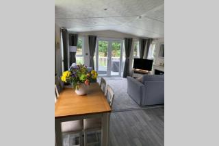 Nightingale Lodge with Hot Tub - Barmby on the Moor - 1