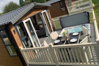 Nightingale Lodge with Hot Tub - Barmby on the Moor - 9