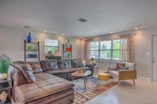 Colorful Fort Myers Home with Sunroom and Patio! - Fort Myers - 7