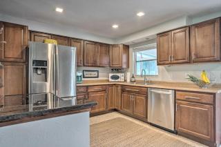 Colorful Fort Myers Home with Sunroom and Patio! - Fort Myers - 2