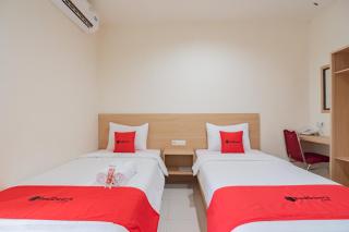 RedDoorz Syariah Plus near Tanjungpura University 2 Pontianak - Siantan - 1