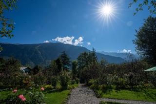 StayVista at The Lama House with huge lawn and valley view - Manāli - 8