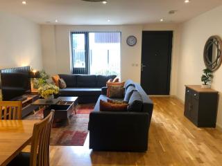 Aisiki Stays Apartments at Queensbury, Ground Floor, 2-Bedroom & 2-Bathroom, King or Twin Beds with Front Porch, with Free WiFi and Parking Space - 4