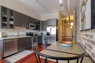 Downtown Loft- Steps away from Plant Riverside! - Savannah - 9