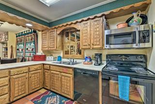Red River Townhome with Balcony and Mtn Views! - Red River - 3
