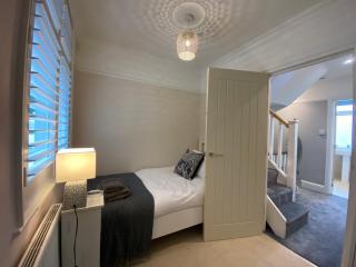 Dartmouth, 10 minute walk to Harbour, Amazing Water & Valley Views, Beautiful 5 Bedroom, Sleeps up to 9 - 2